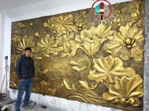 Tranh đắp nổi phù điêu sen cá tại Lạc Long Quân - Hà Nội