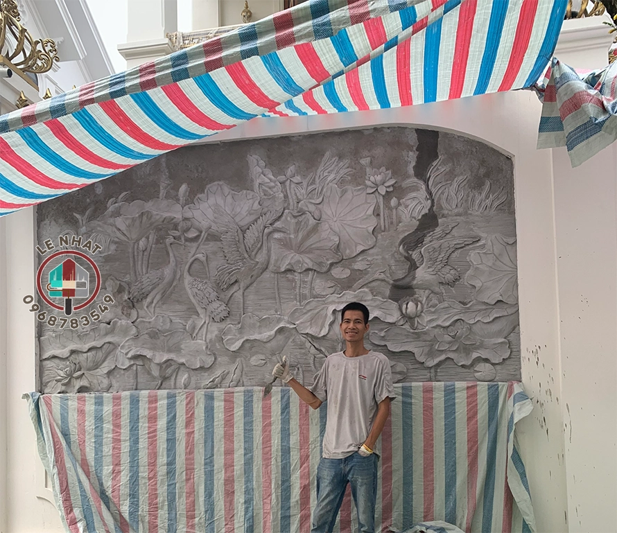 Đắp xong phần thôTranh đắp nổi sen hạc tại bt7 kđt Phú Lương - Hà Đông - Hà Nội