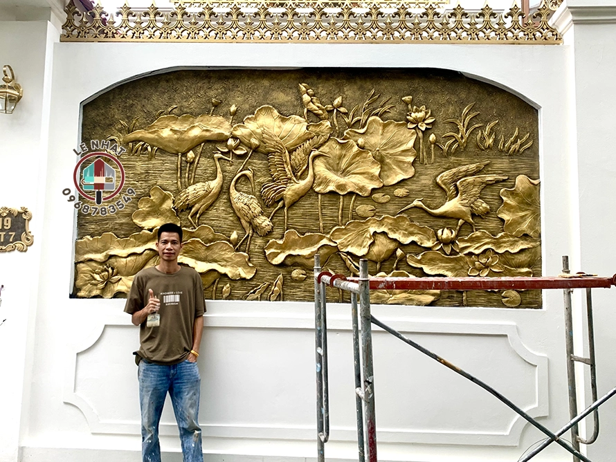 Thợ đắp tranh tường tại Hà Nội